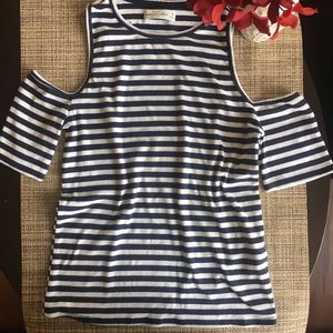 Abercrombie Cold Shoulder Top 💙